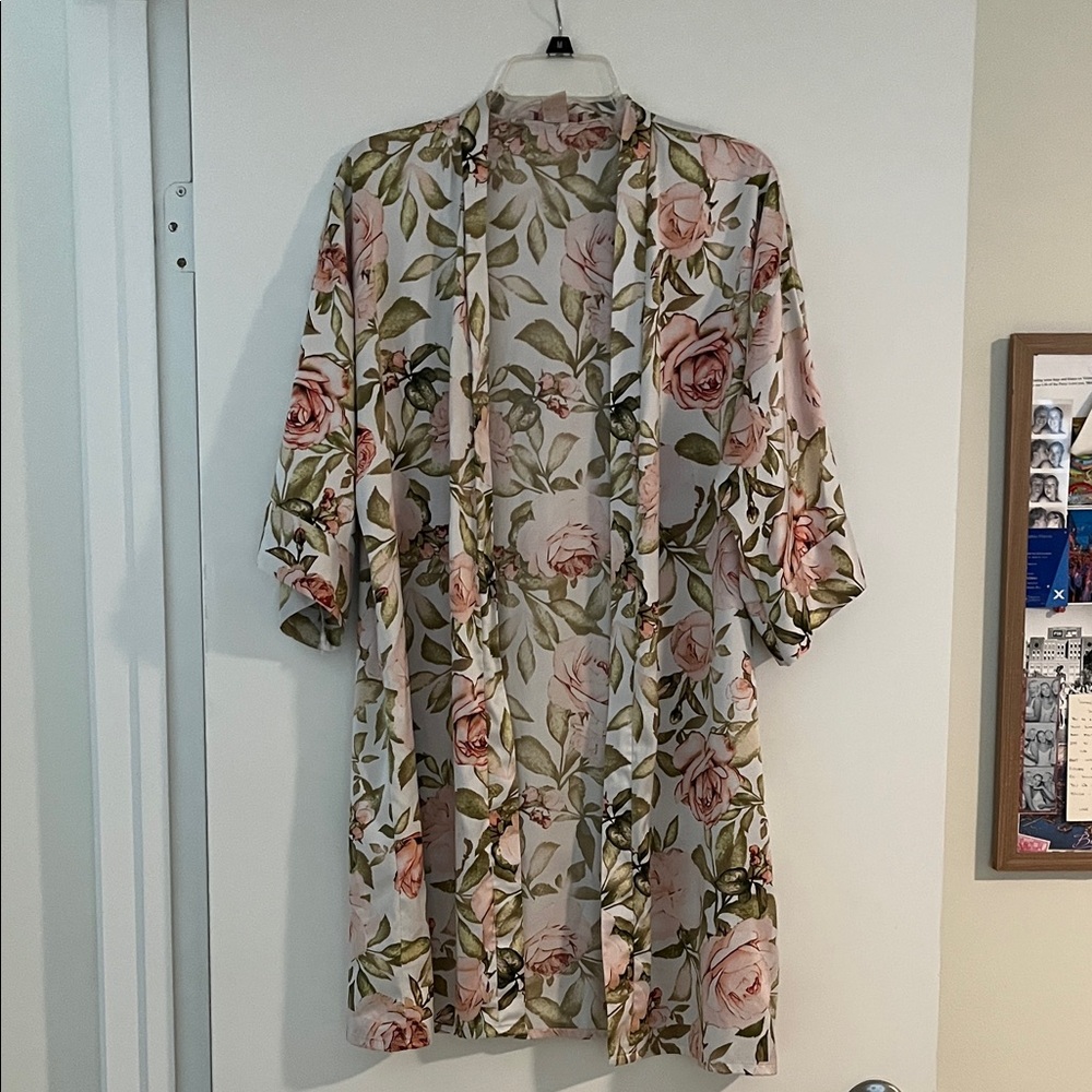 🏷 Floral Kimono with Pink and Green Pattern - Picture 2 of 8